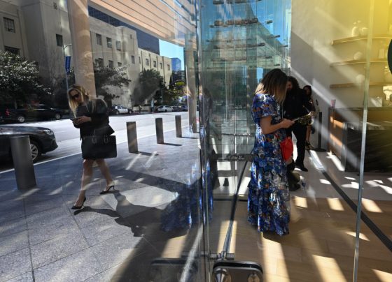 Fed aumenta tasas y afirma que sistema bancario es "seguro"