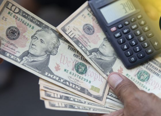 Bolivianos compran soles en frontera de Perú