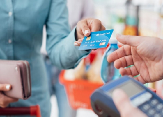 ¿Es legal cobrar comisión por el uso de una tarjetas de crédito?