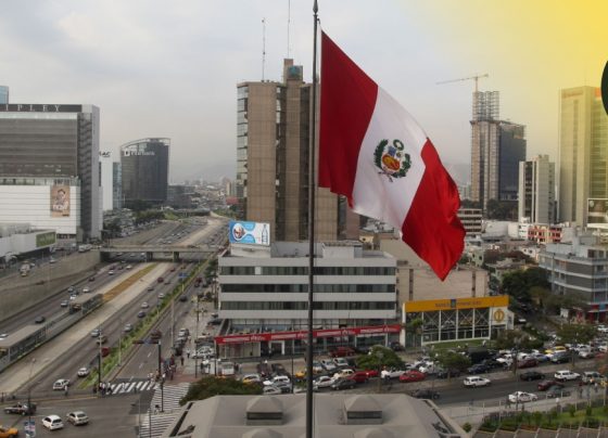 La economía peruana registraría una expansión de 2.2 % este año, lo que significa una reducción en relación a las proyecciones iniciales que apuntaban a un crecimiento del producto bruto interno (PBI) de 2.6 %, señaló el presidente del Banco Central de Reserva, Julio Velarde.