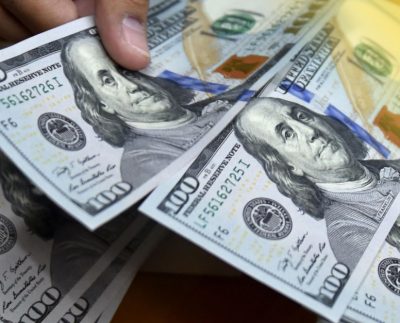 Dólar cae a su precio más bajo desde fines del 2020