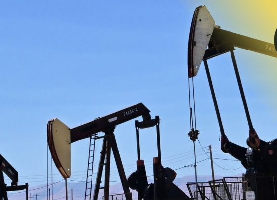 El petróleo sube por tensiones de la oferta y debilidad del dólar