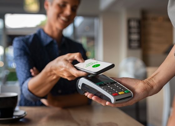 Visa lanza nuevo servicio basado en inteligencia artificial para combatir el fraude con tokens