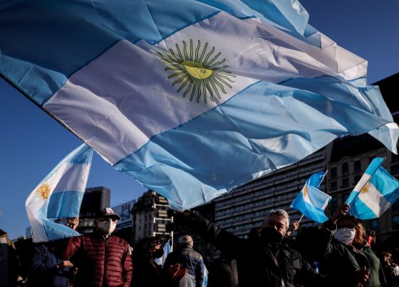 El derechista Javier Milei devaluó el peso argentino en un 50% / Foto: archivo El Comercio