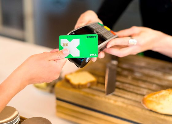 Lanzan una tarjeta fabricada con 100% plástico reciclado para mitigar el impacto ambiental