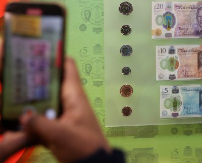 Los billetes de banco con la imagen del rey Carlos III / Foto: AFP