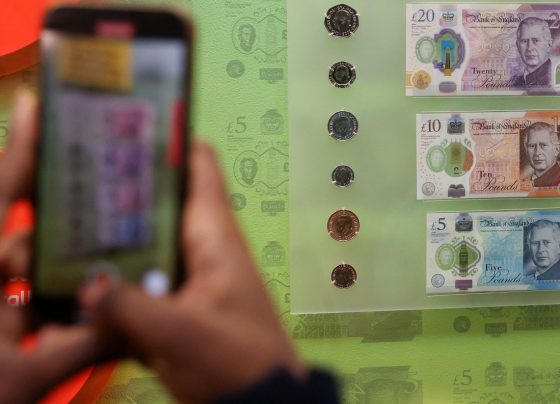 Los billetes de banco con la imagen del rey Carlos III / Foto: AFP