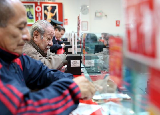 ¿Cuántas personas mayores de 65 años tienen trabajo en empresas privadas?