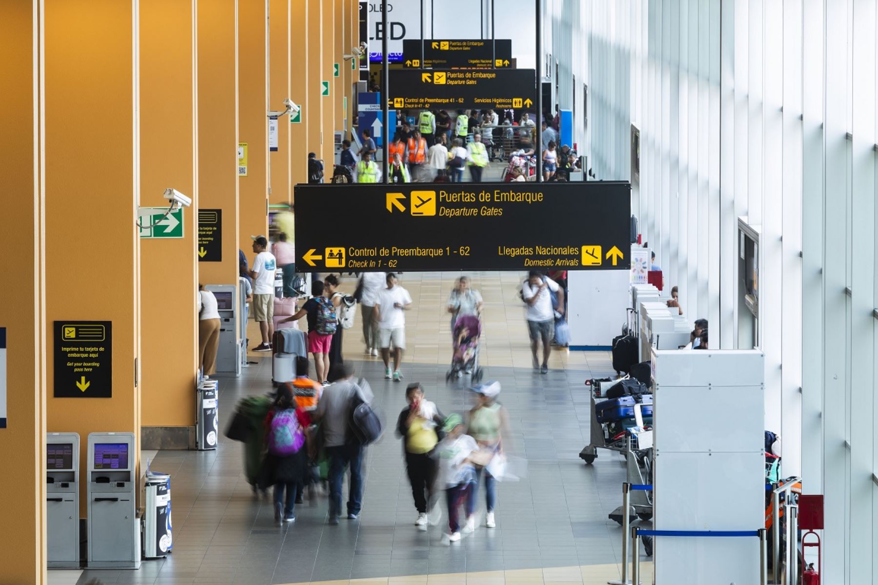 Sepa qué documentos debe presentar si viaja con un menor de edad al extranjero
