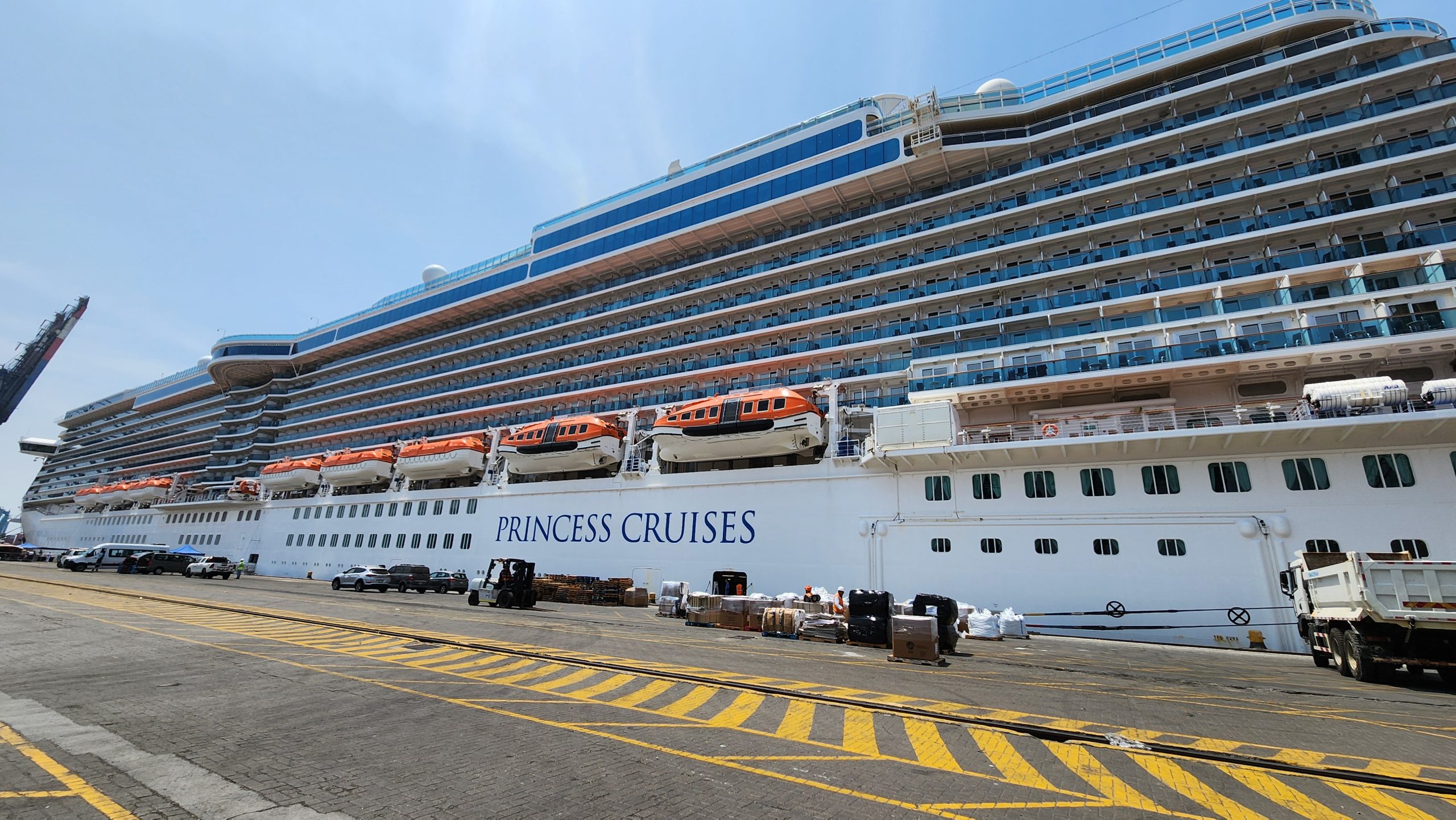 Puerto del Callao recibe al crucero más grande de la temporada