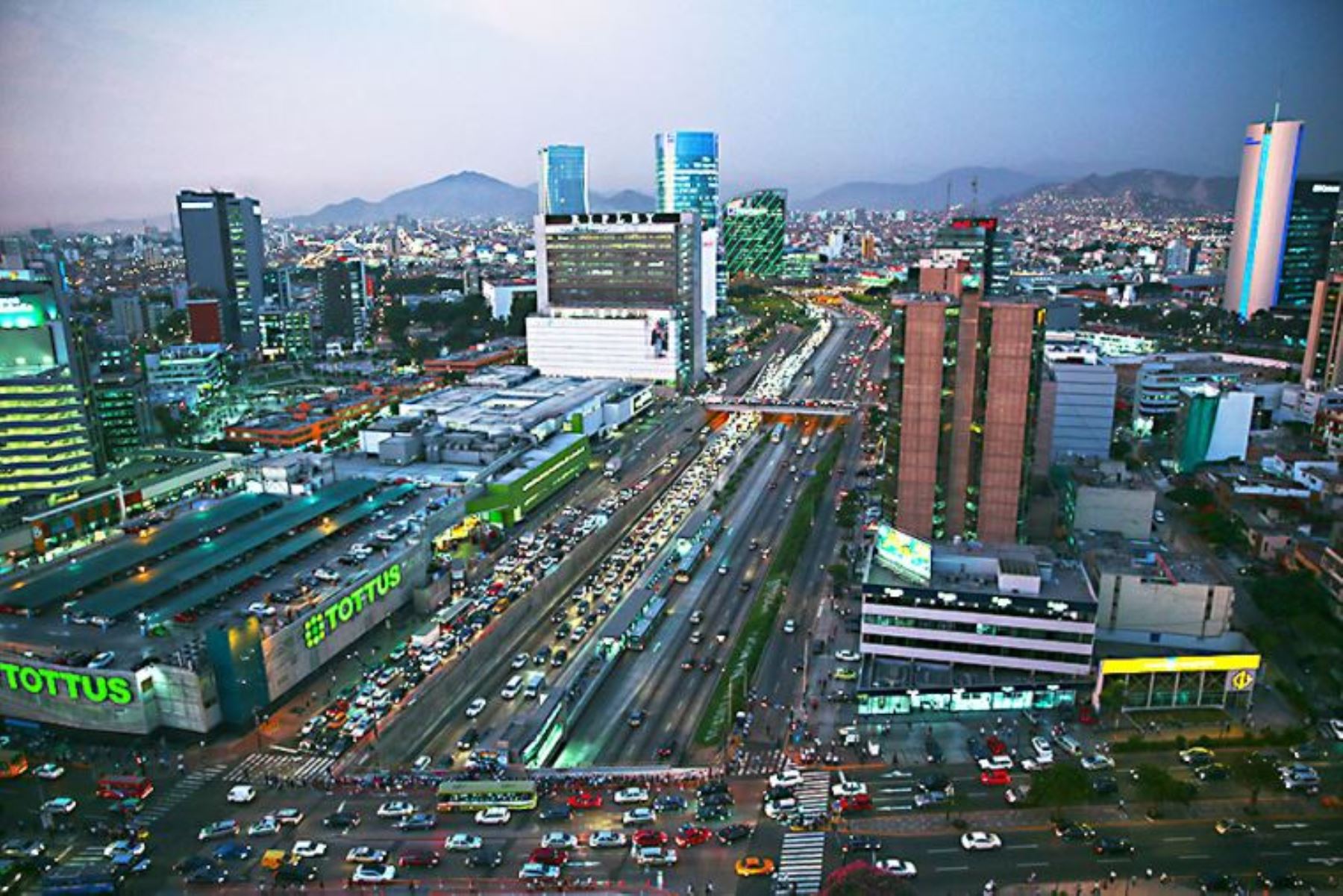 Economía peruana creció por encima de lo previsto en el inicio del 2025