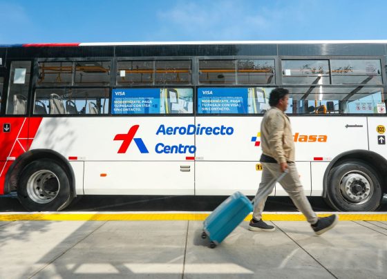 Presentan buses y paraderos del servicio de transporte público para el aeropuerto