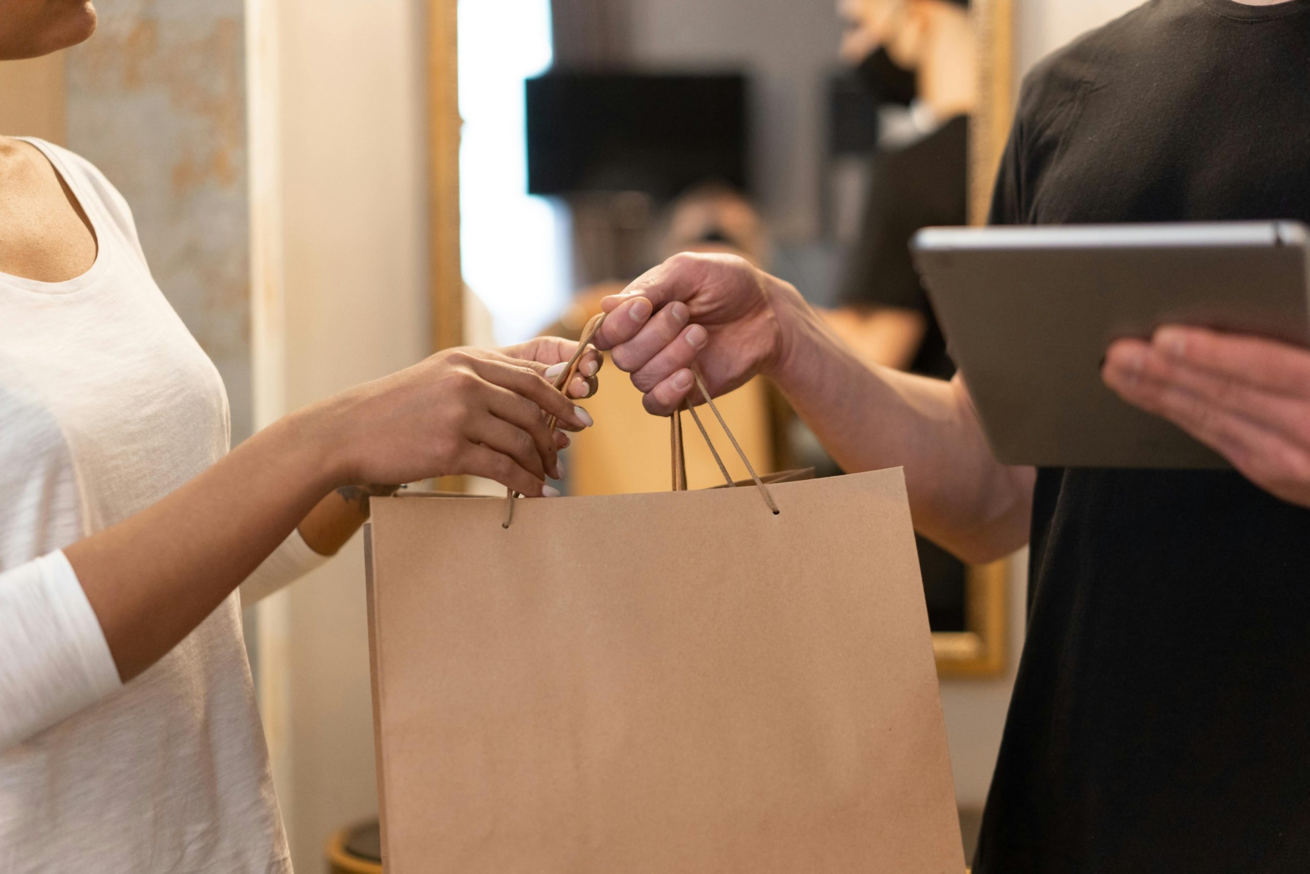 Comprador online prioriza el móvil, gasta en promedio US$ 55 y compra desde redes