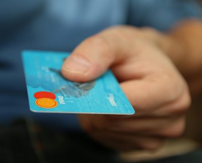 Atención: ¿qué hacer si 'vaciaron' tus cuentas bancarias y dejaron tus tarjetas 'en cero'?