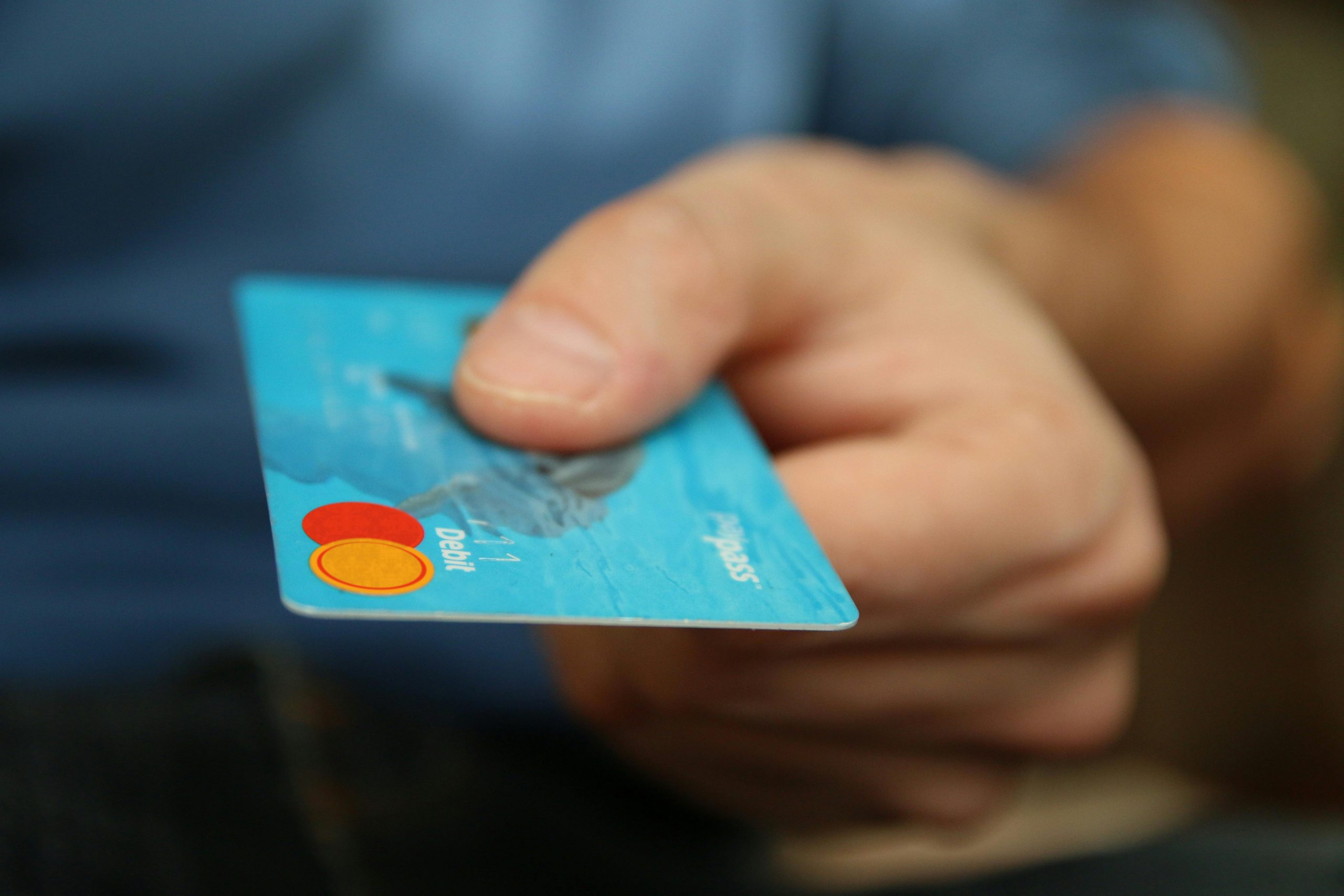Atención: ¿qué hacer si 'vaciaron' tus cuentas bancarias y dejaron tus tarjetas 'en cero'?