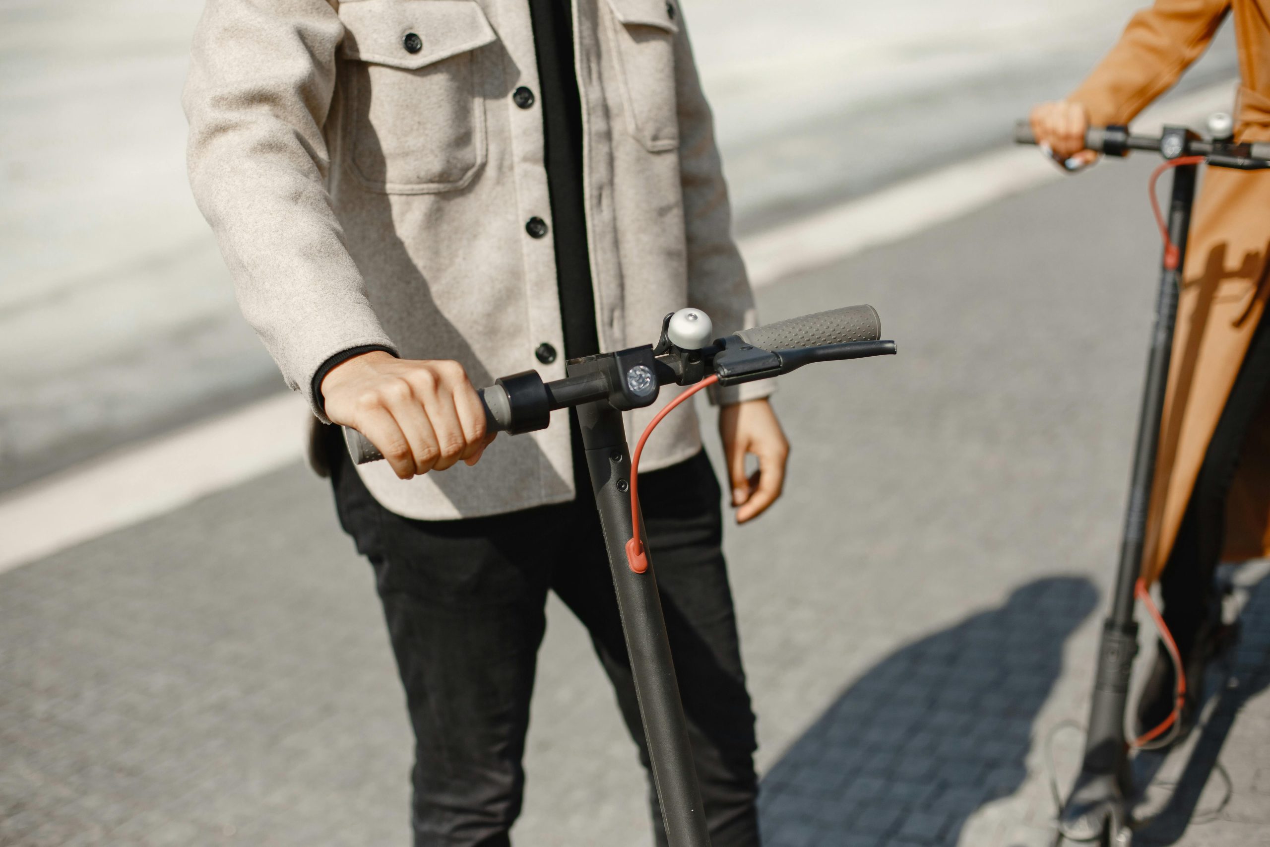 Detienen comercialización de scooters eléctricos de conocida marca por riesgo de cortocircuito