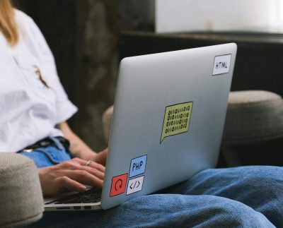 ¿Tienes más de 40? Así puedes usar la IA para mejorar tu perfil laboral