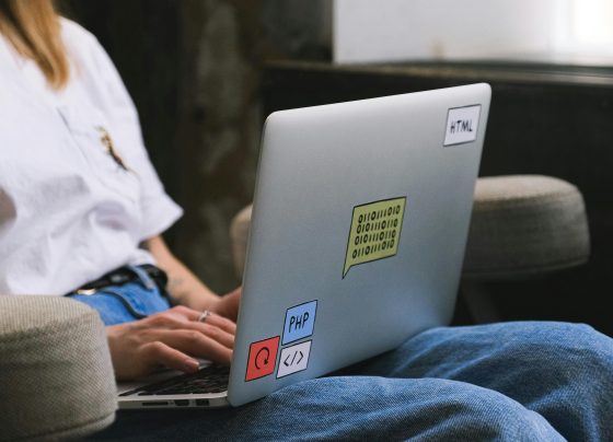 ¿Tienes más de 40? Así puedes usar la IA para mejorar tu perfil laboral