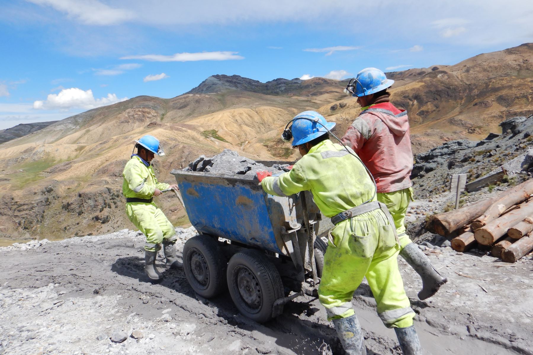 Gobierno asegura que Perú tiene una política multisectorial para la pequeña minería y minería artesanal
