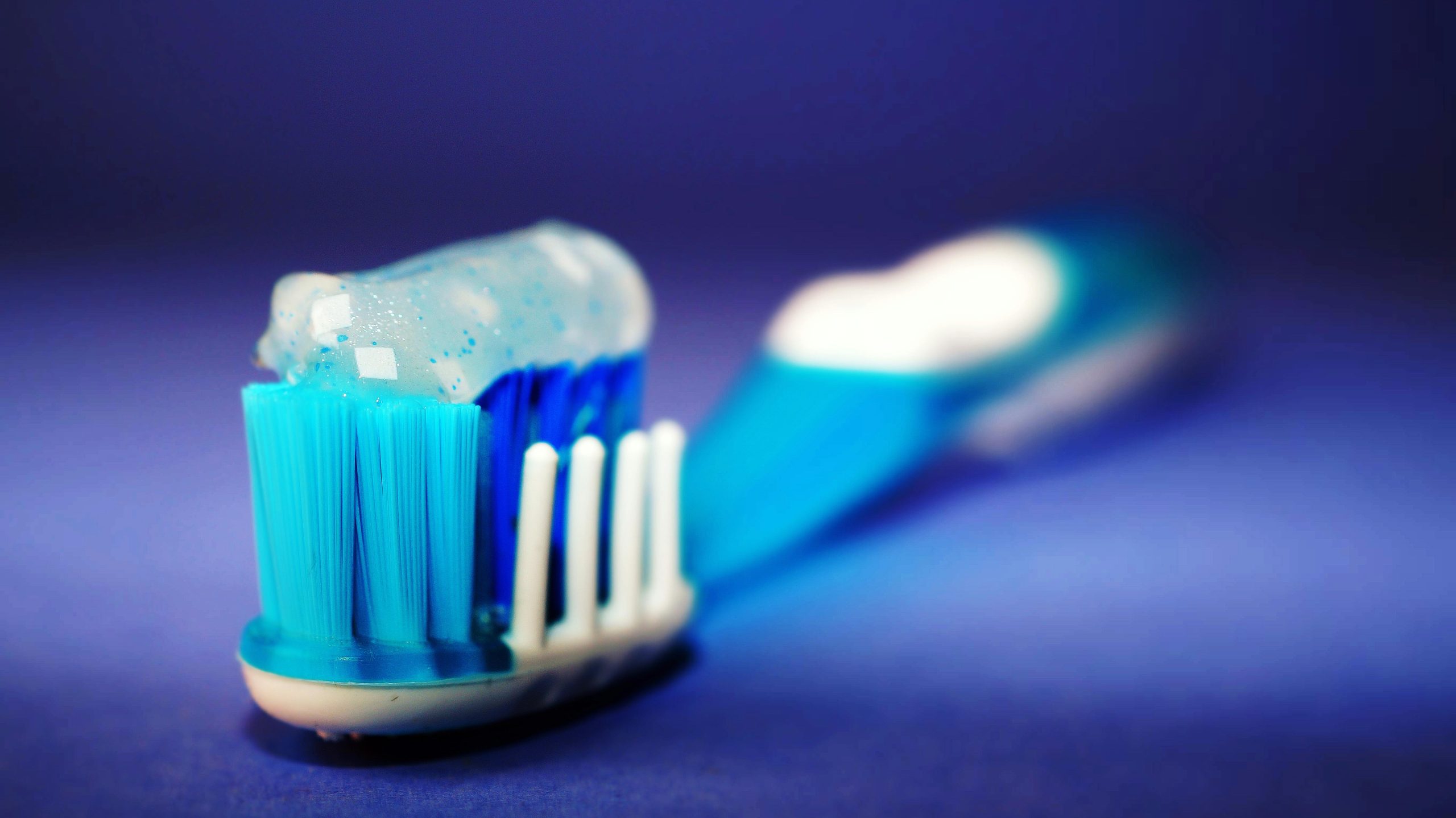 Indecopi alerta sobre posibles efectos adversos por uso de ciertas pastas dentales