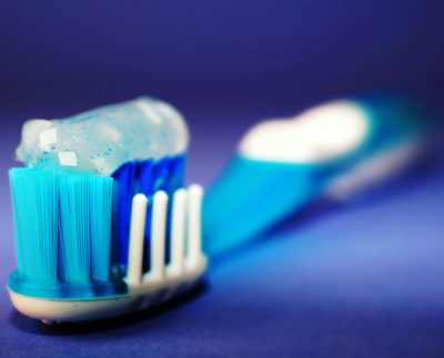 Retiran del mercado peruano más de 3 millones de pastas dentales Colgate ante riesgo de lesiones bucales