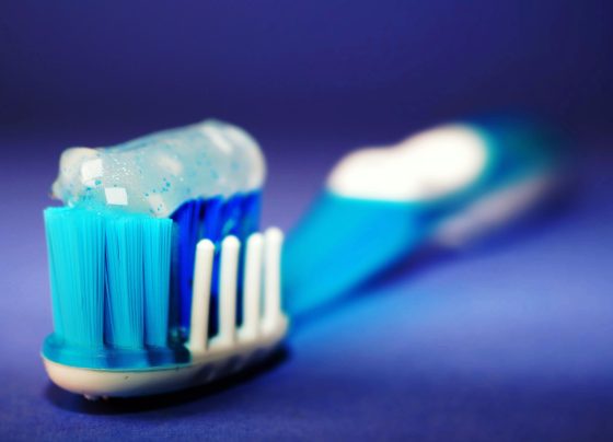 Retiran del mercado peruano más de 3 millones de pastas dentales Colgate ante riesgo de lesiones bucales