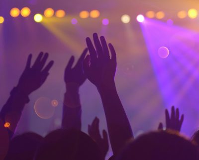 ¿Sabías que debes pagar por el uso de música en locales y eventos bailables?