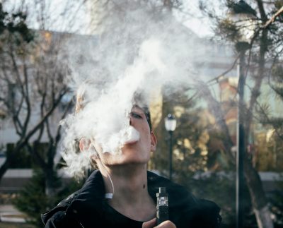 Vapes deberán incluir advertencias e información en español en protección de los consumidores