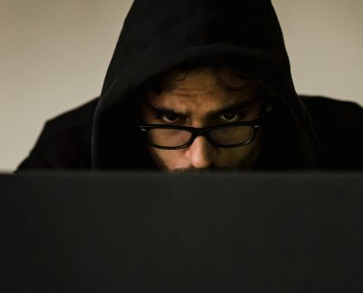 ¿Cómo detectar un deepfake y no caer en estafas digitales?