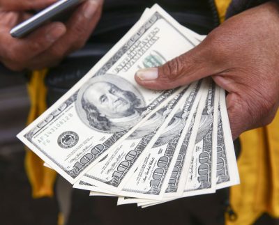 Precio del dólar registró varios picos a la baja esta semana