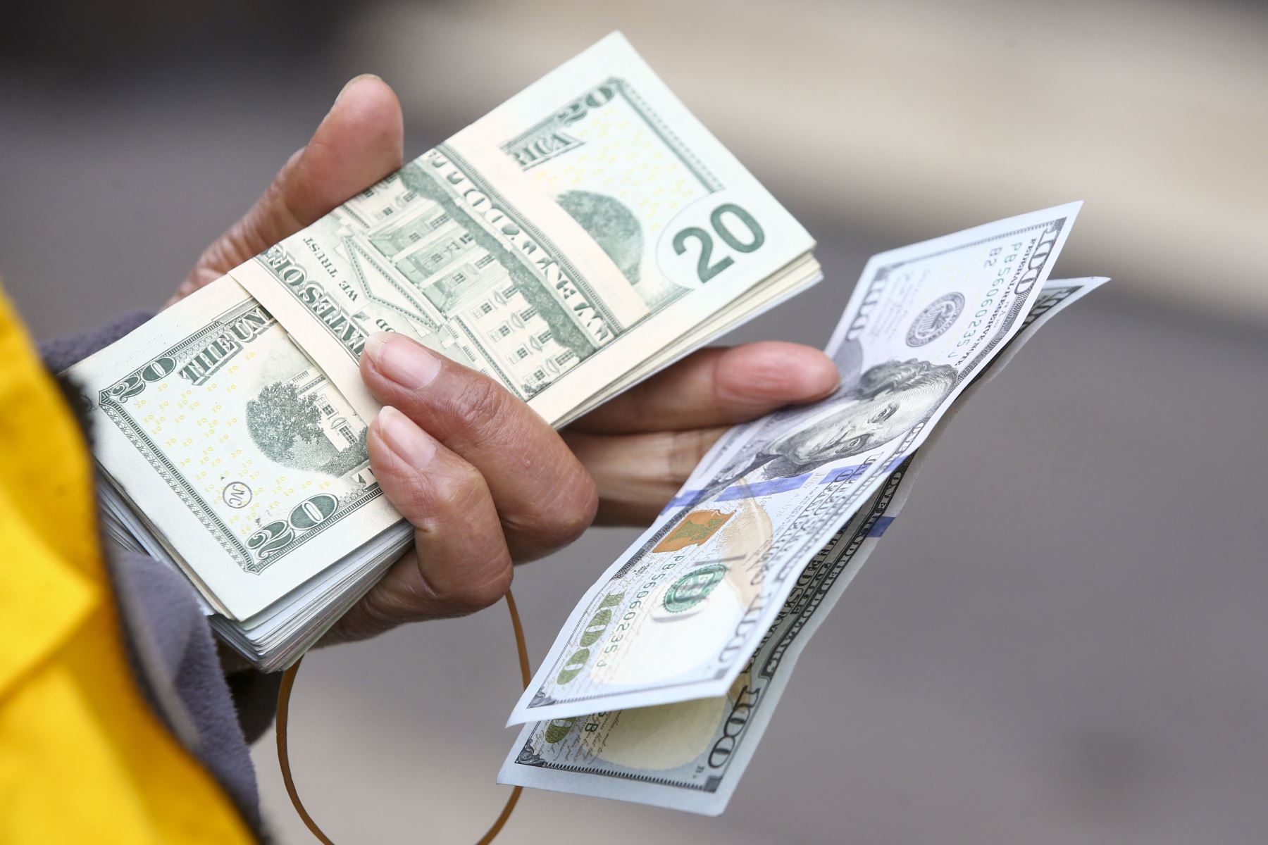 El dólar sigue a la baja: esta semana registró su menor cotización frente al sol en los últimos 5 años