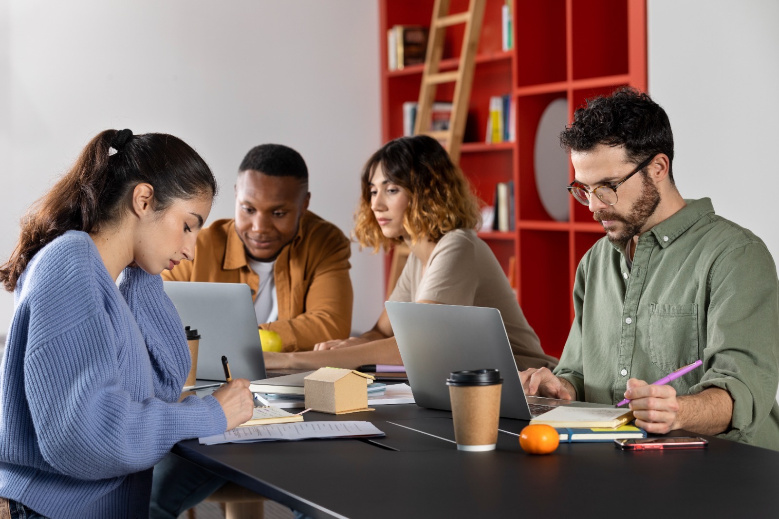 8 de cada 10 peruanos considera fundamental poder trabajar y estudiar al mismo tiempo