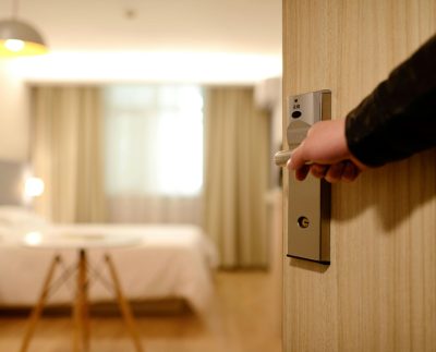 Indecopi dispone sancionar a exclusiva cadena de hoteles tras accidente de un menor
