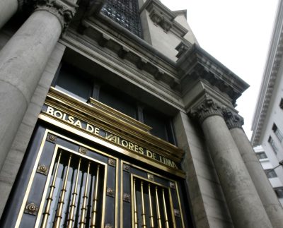 El impacto en el precio del dólar y la Bolsa de Valores de Lima ante la crisis política