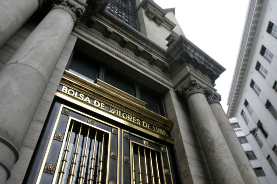 El impacto en el precio del dólar y la Bolsa de Valores de Lima ante la crisis política