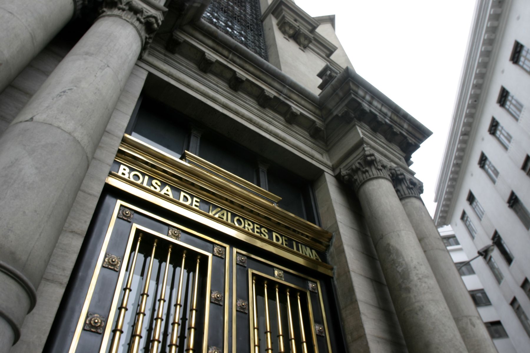 El impacto en el precio del dólar y la Bolsa de Valores de Lima ante la crisis política
