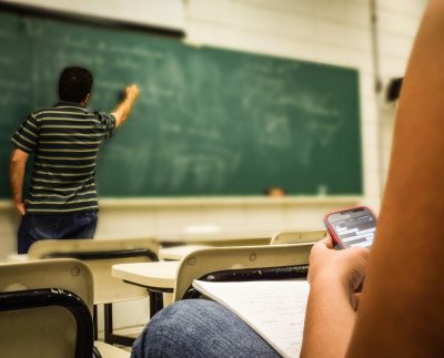 Indecopi dispone sanción al colegio por exponer a estudiantes a material bibliográfico inadecuado