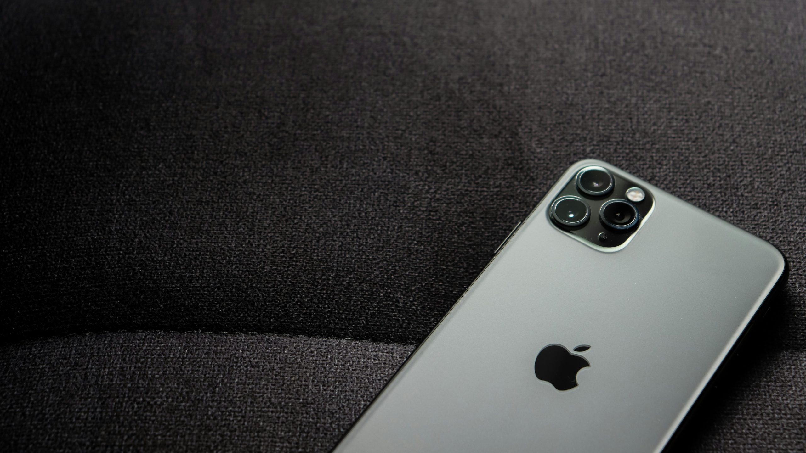 Sancionan a Saga Falabella por convertir un iPhone nuevo en un equipo "reacondicionado"