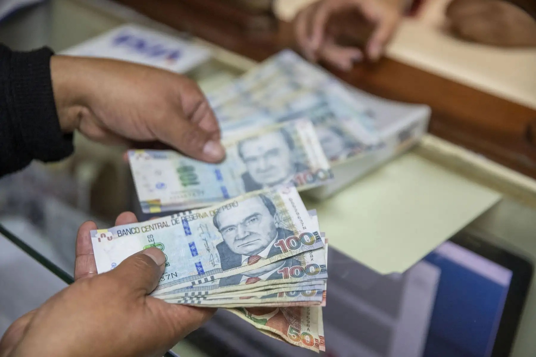 Sancionan a banco por aplicar mal un pago anticipado y ordena devolución
