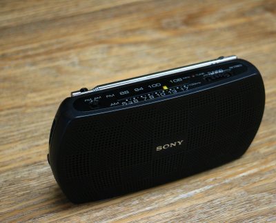 Peruanos dedican casi 11 horas a la semana a escuchar radio