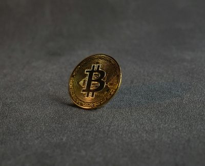 Bitcoin profundiza su caída y aumenta la incertidumbre en los mercados globales