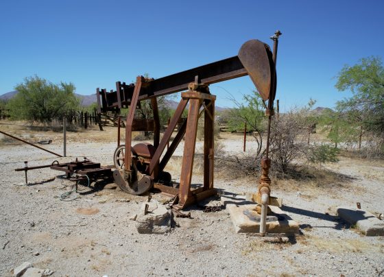 El petróleo se hunde tras desmentido sobre petrolero escoltado por EE. UU. en el estrecho de Ormuz