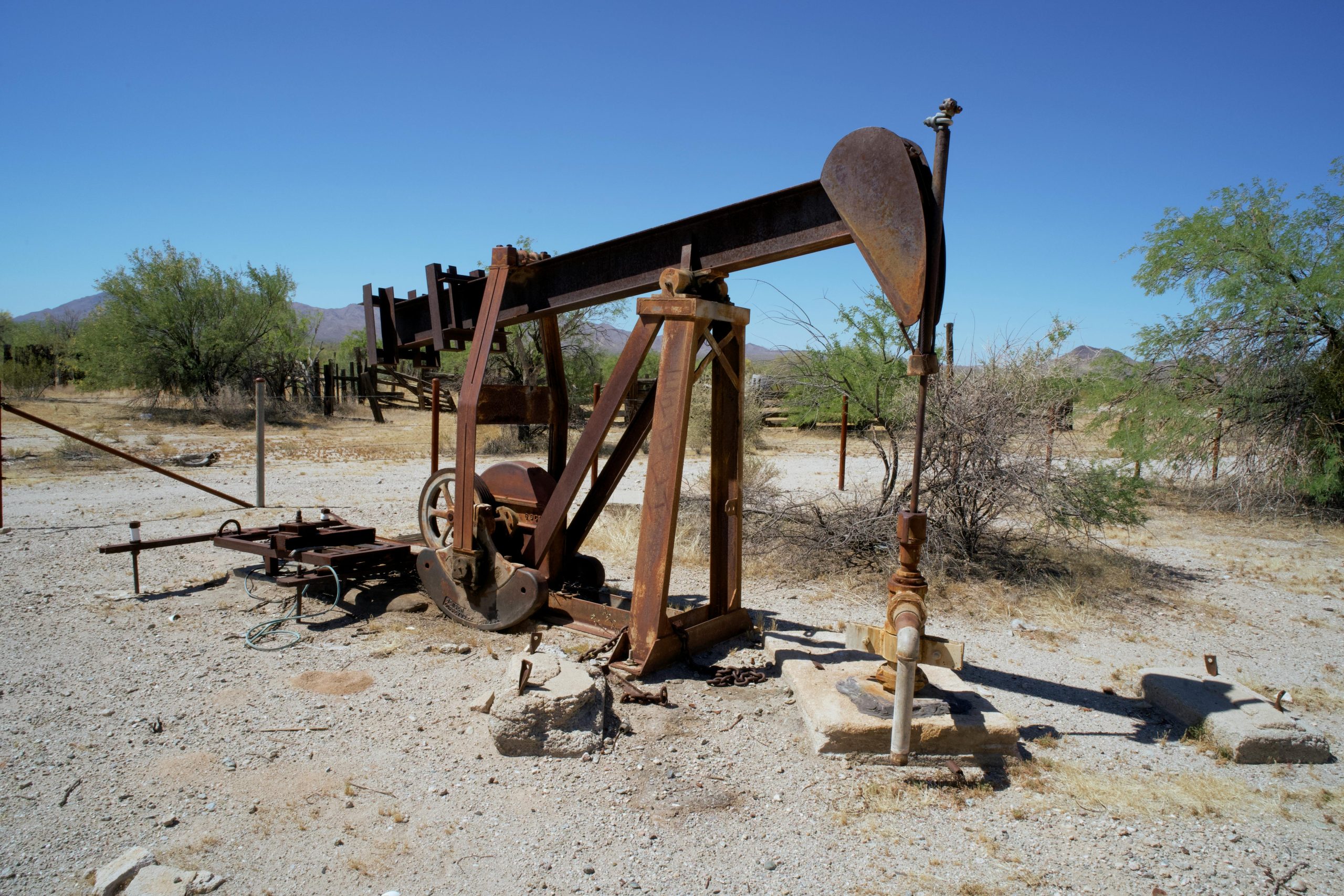 El petróleo se hunde tras desmentido sobre petrolero escoltado por EE. UU. en el estrecho de Ormuz