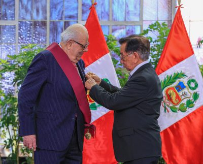 Gobierno condecora a Julio Velarde por su labor al mando del BCRP