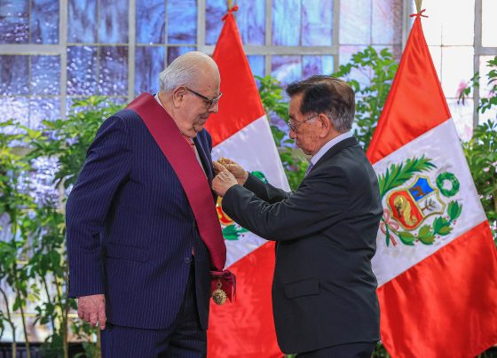 Gobierno condecora a Julio Velarde por su labor al mando del BCRP