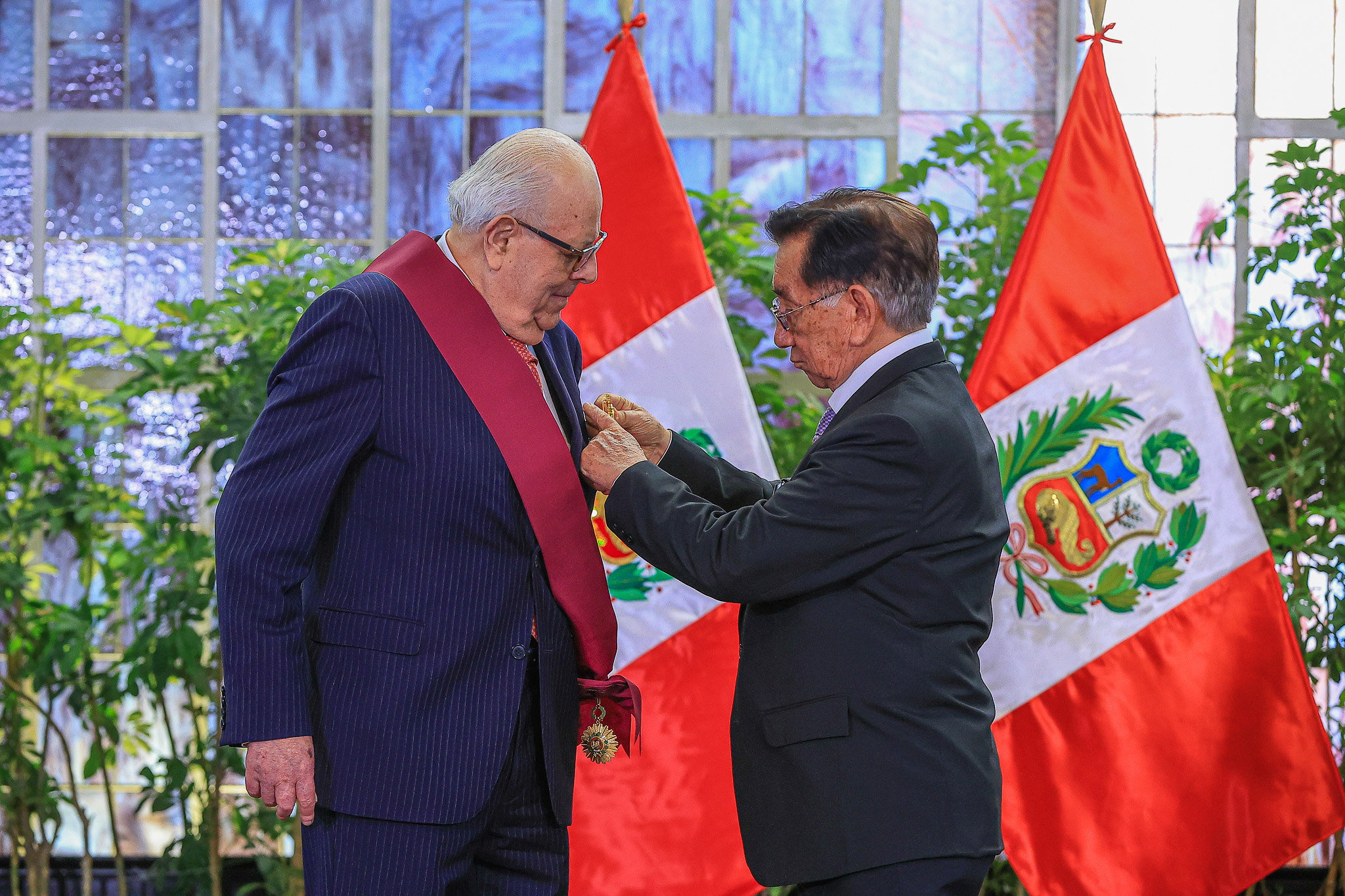 Gobierno condecora a Julio Velarde por su labor al mando del BCRP