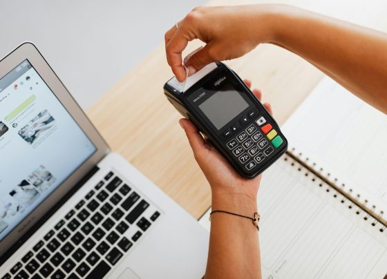 Pagos digitales desplazan al efectivo en Perú: solo 14% usa billetes exclusivamente