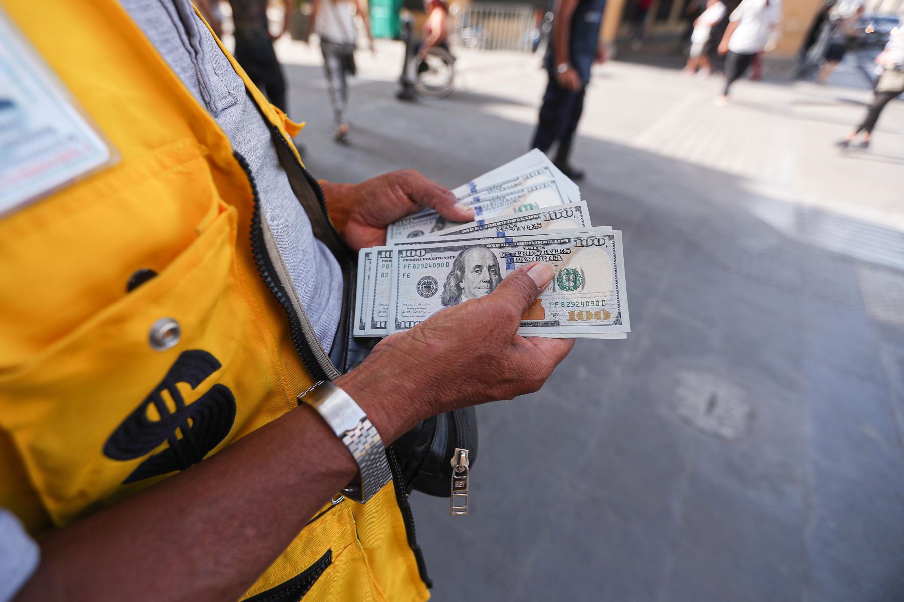 Dólar supera los S/ 3,50 y alcanza su nivel más alto en siete meses en medio de incertidumbre política