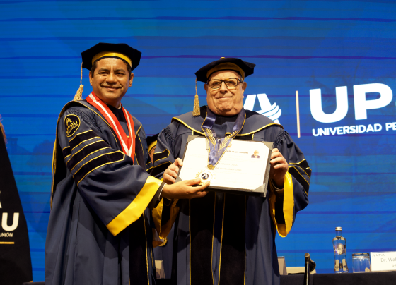 Otorgan el grado de Doctor Honoris Causa a Julio Velarde