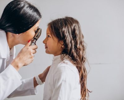 Día de la Madre: el 50% de las madres peruanas posterga su salud visual por priorizar los gastos de sus hijos